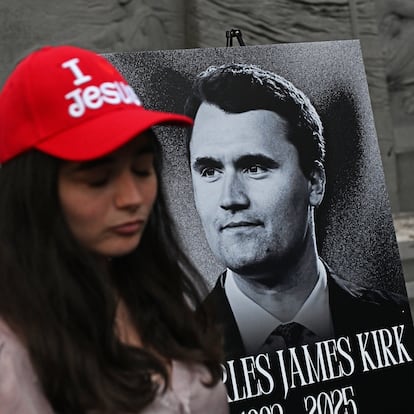 12 September 2025, US, New York: A woman holds a photo of Charlie Kirk, the US conservative activist and co-founder of Turning Point USA, who was shot dead at an event at Utah Valley University, during a vigil in Madison Square Park in Manhattan. Photo: Andrea Renault/ZUMA Press Wire/dpa
Andrea Renault/ZUMA Press Wire/d / DPA
12/09/2025 ONLY FOR USE IN SPAIN