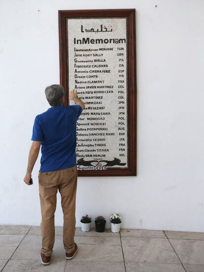 Un turista mira la placa en memoria de los asesinados en el ataque terrorista del 18 de marzo en el museo del Bardo.