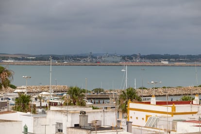 Vista de los destructores en la base naval de Rota desde una azotea de la ciudad.