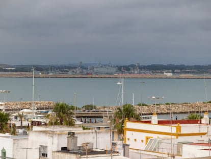 Vista de los destructores en la base naval de Rota desde una azotea de la ciudad.