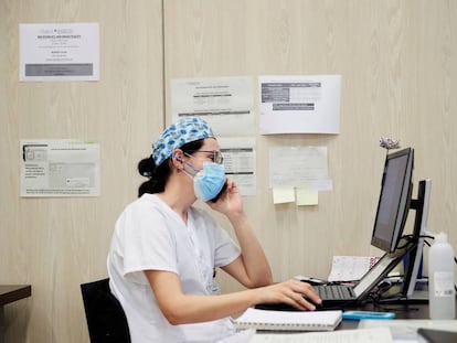 Una doctora fa el seguiment dels seus pacients per telèfon a Barcelona.