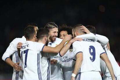 Karim Benzema celebra el gol con sus compañeros.