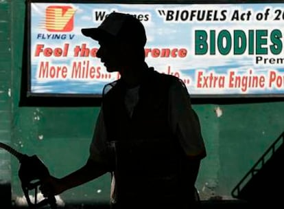 Un empleado de una gasolinera que vende biodiésel en Manila (Filipinas), ayer durante un repostaje.