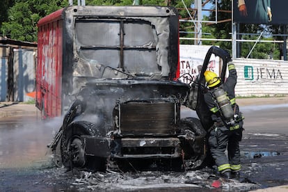 Un bombero en el sitio donde fue quemado un camión de distribución, el 11 de septiembre.