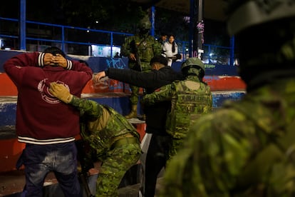 Como parte del operativo militar realizado el 19 de mayo de 2025, se llevaron a cabo requisas en varias calles y parques del barrio de Solanda.