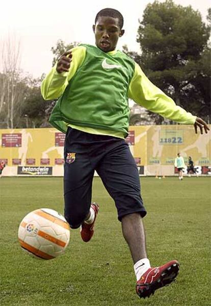 Eto&#39;o, durante el entrenamiento azulgrana de ayer.