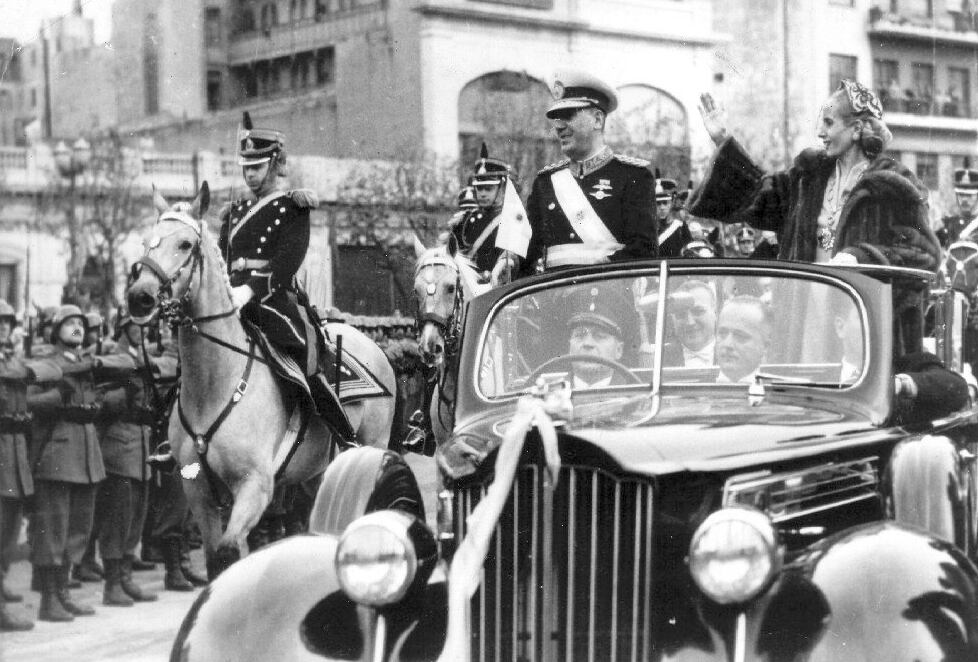 Juan Domingo Perón y Eva Perón ( Evita) después de que el general asumiera por segunda vez la jefatura de Argentina, en 1952.