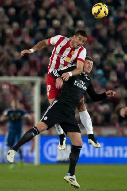 Kroos salta con Hemed.