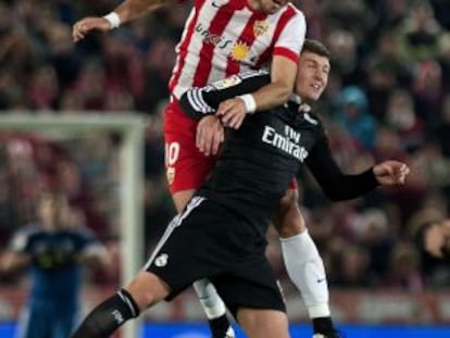 Kroos salta con Hemed.