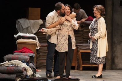 Alfonso Lara besa a Malena Alterio, en presencia de Gloria Muñoz en una escena de 'Emilia'.