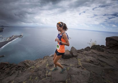 Una de las participantes desciende, rodeada de una vista espectacular, desde el mirador El Time hasta la playa de Tazacorte durante una de las etapas de la Transvulcania.