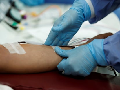 Un paciente recuperado de covid-19 dona su sangre para la extracción de plasma, en Ciudad de México (México).