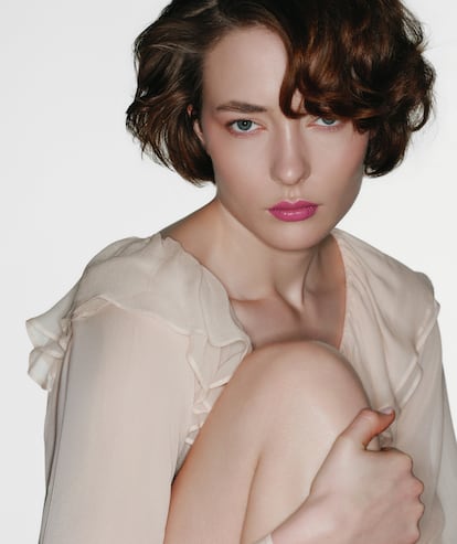 La modelo lleva camisa con volantes de MARCIANO BY GUESS.