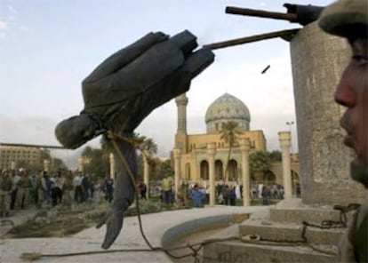 A la caída de un régimen le acompañan la caída de todos sus símbolos. En la plaza Farduss, (Paraíso) decenas de bagdadíes se han arremolinado ante la estatua de Sadam que presidía el lugar. Tras casi dos horas y tras haber colocado sobre el rostro del dictador una bandera estadounidense y otra iraquí, los ciudadanos, apoyados por un blindado americano, han derribado la estatua. Después,  centenares de habitantes han danzado sobre el monumento derribado.