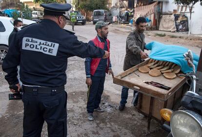 Marruecos. Un policía marroquí ordena a un vendedor de pan que cubra su carro, empaque sus bienes y regrese a casa al final del horario de trabajo oficial como parte de las medidas de bloqueo contra la pandemia de coronavirus COVID-19 en el distrito de Takadoum, Rabat, el 27 de marzo de 2020.