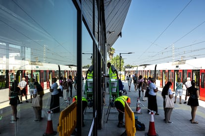 Estación del metro de Paiporta con viajeros y operarios acabando las obras, este viernes por la mañana.