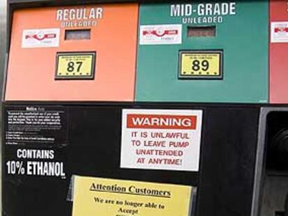 Una pegatina amarilla en una bomba de gasolina de una tienda-gasolinera 7-Eleven advierte a los clientes que no aceptará más las tarjetas de crédito de Citgo, en Illinois (EE UU).