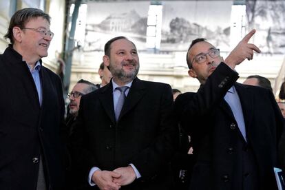 Ximo Puig y José Luis Ábalos, este sábado, en la Estación del Norte de Valencia. 