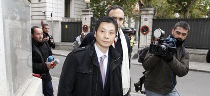 Gao Ping acude a firmar a la Audiencia Nacional tras salir de prisión.