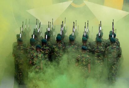 Soldados de la Fuerza de Tareas Especiales de la Policía de Sri Lanka (STF) durante un desfile en Katukurunda, a unos 40 km al sur de Colombo.