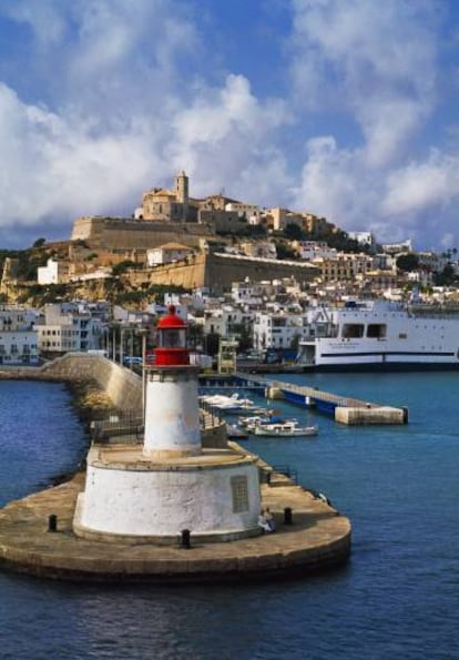 Dalt Vila, la ciudad vieja de Ibiza, con la baliza del puerto y su castillo.