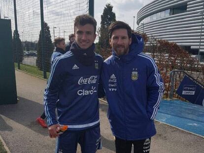Juan Cruz Agüero y Lionel Messi en marzo pasado, en un alto de los entrenamientos de la selección argentina en Manchester. 
