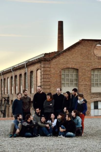 Los miembros del colectivo de arquitectura LaCol delante de una de las fábricas del complejo Can Batlló.