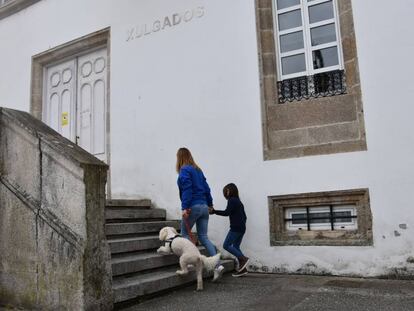 Un niño llega a los juzgados de Betanzos junto a una terapeuta y la perra Venus en una imagen simulada.