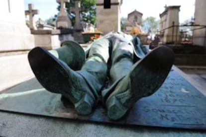 Escultura de Victor Noir, obra de Jules Dalou, sobre su tumba en el cementerio de Père-Lachaise, en París.