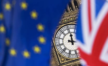 Vista del Big Ben entre una bandera del Reino Unido y una de la Unión Europea durante una protesta contra el Brexit en el exterior del parlamento británico en Londres (Reino Unido).