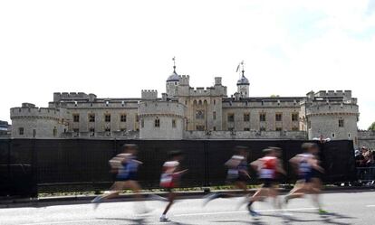 Los atletas corren frente a la Torre de Londres.