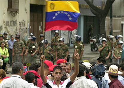 Seguidores del presidente Hugo Chávez esperan frente al palacio de Miraflores en Caracas.