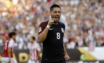 Dempsey celebra el gol que dio el triunfo a Estados Unidos contra Paraguay