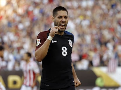 Dempsey celebra el gol que dio el triunfo a Estados Unidos contra Paraguay