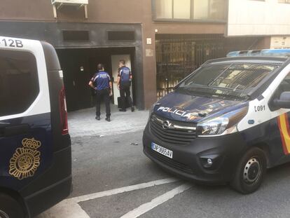 Agentes de Policía Municipal y vehículos de la Nacional ante la puerta del club Sildavia este lunes