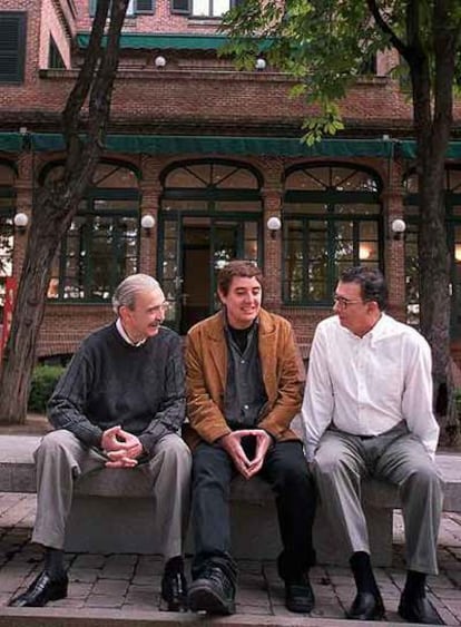 Gelman, con Luis García Montero (centro) y Darío Jaramillo, en la Residencia de Estudiantes.