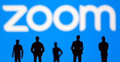 Pequeñas figuras de juguete junto al logo de Zoom.