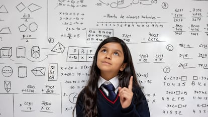 Una estudiante latina en clase de Matemáticas.