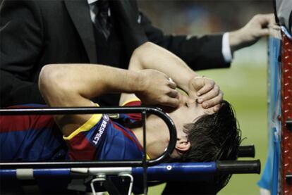 Bojan Krkic sale en camilla del partido ante el Rubin Kazan.
