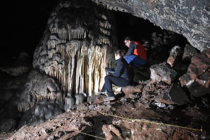 La gran estalagmita se halla en una zona de la cueva llamada la sala de las estrellas.