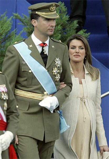En su octavo mes de embarazo, Letizia Ortiz deja ver su avanzado estado de gestación durante el desfile militar del día de la Fiesta Nacional en Madrid.