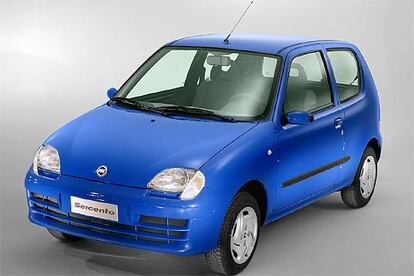 El Fiat Seicento es el coche más barato en España. Un modelo veterano, pero todavía práctico para la ciudad: mide 3,3 metros de largo, se aparca en cualquier hueco y gasta poco.