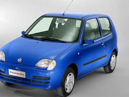 El Fiat Seicento es el coche más barato en España. Un modelo veterano, pero todavía práctico para la ciudad: mide 3,3 metros de largo, se aparca en cualquier hueco y gasta poco.
