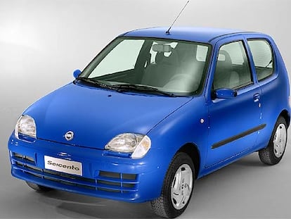 El Fiat Seicento es el coche más barato en España. Un modelo veterano, pero todavía práctico para la ciudad: mide 3,3 metros de largo, se aparca en cualquier hueco y gasta poco.