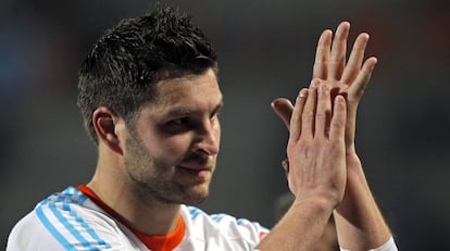 El jugador del Olympique de Marsella Gignac celebra su gol al Troyes.