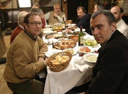 José Coronado, en primer término, en el rodaje de la reunión de amigos en la Sociedad Gastronómica.