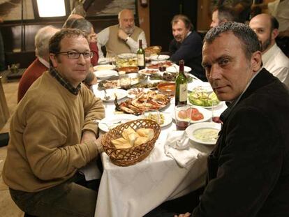 José Coronado, en primer término, en el rodaje de la reunión de amigos en la Sociedad Gastronómica.