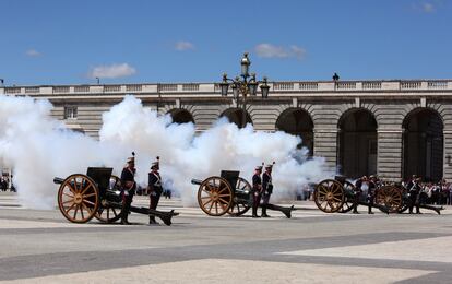 Militares y piezas de artillería con carrillos de munición durante el relevo de la Guardia Real en la plaza de la Artillería del Palacio Real.