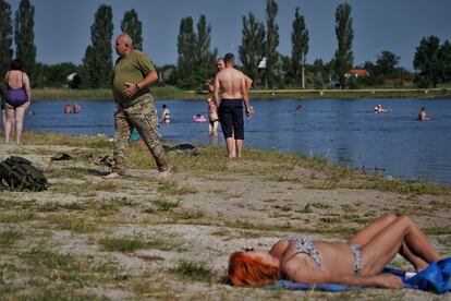 Civiles y militares coinciden en la playa de este lago a las afueras de la ciudad de Sloviansk, en el este de Ucrania. 