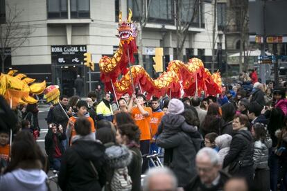 La comunidad china celebra el fin de año en las calles de Barcelona.